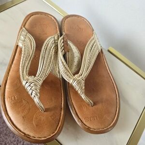 Born Flip Flop Sandals 8/39 M/W Womens Gold Metallic Leather Thong Comfort Flats